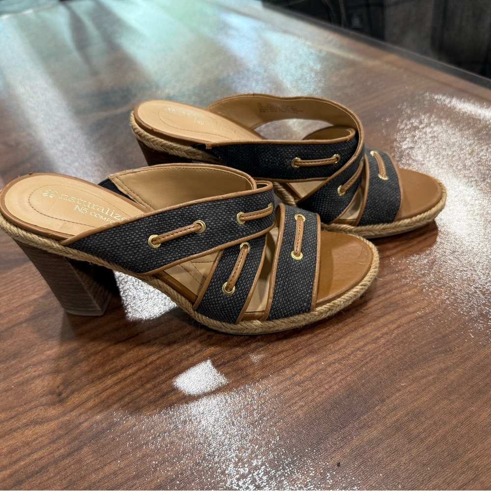 Naturalizer Blue and Tan Women's Heeled Sandals 7w